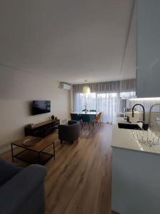 uma sala de estar com uma cozinha e uma sala de jantar em Fantastic Apartment in Praia do Vau em Portimão