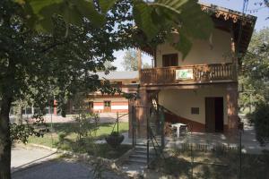 budynek z balkonem na górze w obiekcie Cascina Govean w mieście Alpignano
