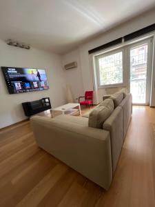 Il comprend un salon doté d'un canapé et d'une télévision à écran plat. dans l'établissement Appio 155 Apartment, à Rome