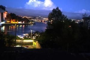 uma vista para um rio à noite com uma cidade em DockApartment em Vila Nova de Gaia