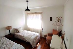 1 dormitorio con cama, ventana y sofá en DockApartment, en Vila Nova de Gaia