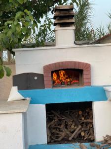 einen Pizzaofen mit einem Feuer darin in der Unterkunft La Torretta in Marina di Lizzano