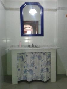 y baño con lavabo y espejo. en Ferienwohnung für 5 Personen ca 80 qm in Fauglia, Toskana Etruskische Küste, en Fauglia