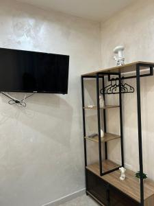 拿坡里的住宿－VILLA MULINO，壁挂式平面电视,带架子