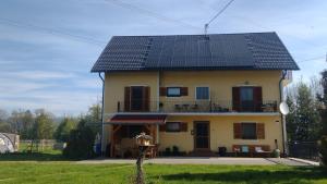 una casa con paneles solares en el techo en Landhaus Nepo - Natur pur, en Peratschitzen
