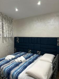 - une chambre avec un lit et des serviettes dans l'établissement VILLA MULINO, à Naples