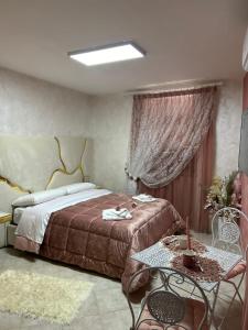 拿坡里的住宿－VILLA MULINO，一间卧室配有一张床和一张桌子