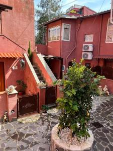 czerwony budynek ze schodami na dziedzińcu w obiekcie VILLA MULINO w mieście Napoli