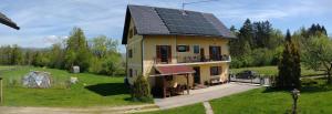 una casa con techo solar en un campo verde en Landhaus Nepo - Natur pur, en Peratschitzen