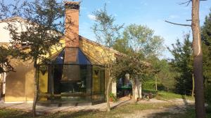 uma casa com uma chaminé em cima em La Valle em Nervesa della Battaglia