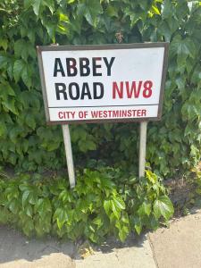 een bord waarop staat Abbey Road City of Westminster bij Abbey Road Luxury Modern Flat w Historic Vibes in Londen