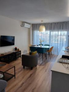 uma sala de estar com uma mesa e uma sala de jantar em Fantastic Apartment in Praia do Vau em Portimão