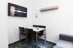 - une salle à manger avec une table, des chaises et une télévision dans l'établissement Brand new 1 Bd Apt in Kolonaki, à Athènes
