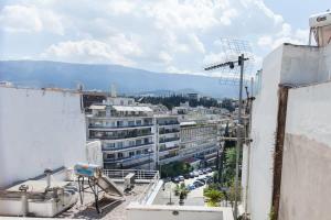 een uitzicht op de stad vanaf de top van een gebouw bij Brand new 1 Bd Apt in Kolonaki in Athene