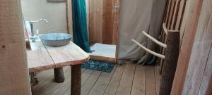 Kúpeľňa v ubytovaní Cabanes des Landes- cabane sur pilotis