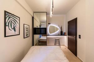 Posteľ alebo postele v izbe v ubytovaní Beautiful Elegant Apartment Next to Monastiraki