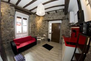 Μια τηλεόραση ή/και κέντρο ψυχαγωγίας στο Andra Mari Apartamentu Turistikoak