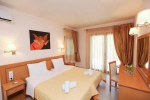 una camera d'albergo con letto, scrivania e letto di Luxury Villa Nefeli w Private Pool In Skiathos a Troulos