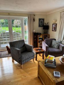 a living room with two chairs and a coffee table at Ivy Cottage in Stawell