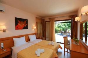 Ένα ή περισσότερα κρεβάτια σε δωμάτιο στο Dreamy Villa Jasmine with Private Pool In Skiathos