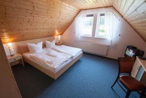 Un pat sau paturi într-o cameră la Gasthaus Hotel Pfeifferling