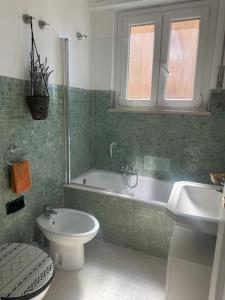 uma casa de banho com uma banheira, um WC e um lavatório. em That's amoR em Roma