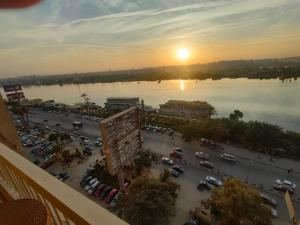 una vista aérea de un aparcamiento y un río en ابراج المهندسين المعادي كورنيش بجوار مستشفي السلام الدولي, en El Cairo