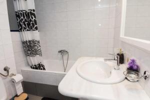 Ванная комната в Delightful Modern 1 Bedroom Apartment in Kallithea
