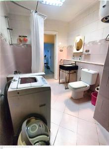 een kleine badkamer met een toilet en een wastafel bij ابراج المهندسين المعادي كورنيش بجوار مستشفي السلام الدولي in Caïro