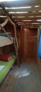 Poschodová posteľ alebo postele v izbe v ubytovaní Cabanes des Landes- cabane sur pilotis