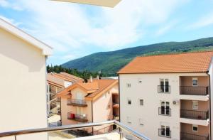 balcón con vistas a los edificios y a las montañas en Apartman Maja en Igalo