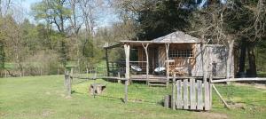 Vonkajšia záhrada v ubytovaní Cabanes des Landes- cabane sur pilotis