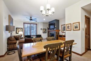 ブリッケンリッジにある2BR Main St Station Ski In Out Condo All Amenitiesのテーブルと椅子のあるダイニングルームとリビングルーム