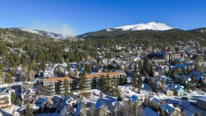 eine Luftansicht eines Resorts im Schnee in der Unterkunft 1 BDR Condo in the Heart of Breck Walk to Gondola in Breckenridge