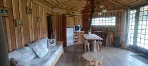 Televízia a/alebo spoločenská miestnosť v ubytovaní Cabanes des Landes- cabane sur pilotis