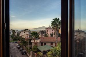 - une vue depuis la fenêtre d'une ville dans l'établissement Maison Serena Sorrento, à Sorrente