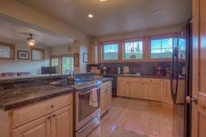 Kuchyň nebo kuchyňský kout v ubytování Spacious 4BR with Hot Tub Near BreckConnect Gondola