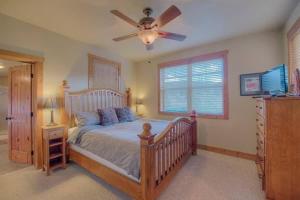 Postel nebo postele na pokoji v ubytování Spacious 4BR with Hot Tub Near BreckConnect Gondola