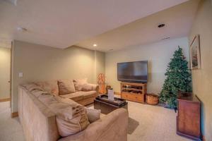 TV a/nebo společenská místnost v ubytování Spacious 4BR with Hot Tub Near BreckConnect Gondola