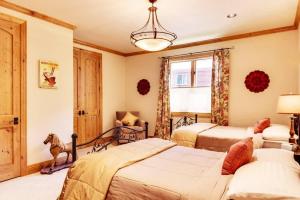 a bedroom with two beds and a window at Lazy Fox Lodge in National Forest View in Breckenridge