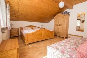 um quarto com 2 camas e um tecto de madeira em Ferienwohnung für 2 Personen ca 35 qm in Schneizlreuth-Weißbach, Bayern Oberbayern em Schneizlreuth