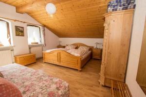 sypialnia z 2 łóżkami i drewnianym sufitem w obiekcie Ferienwohnung für 2 Personen ca 35 qm in Schneizlreuth-Weißbach, Bayern Oberbayern w mieście Schneizlreuth