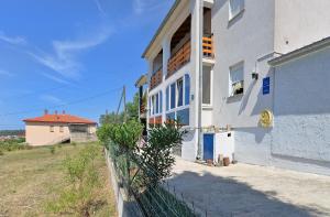 una casa blanca con una valla delante en Ferienwohnung für 5 Personen ca 52 qm in Sijana, Istrien Istrische Riviera, en Pula