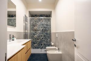 uma casa de banho com um WC e um chuveiro em EVE Home Collection - City Center em Trieste