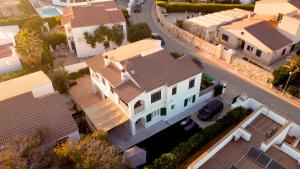 an overhead view of a house with a street at Apartamento Villa Irene Menorca in Cala Santandria