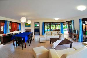 プライア・ド・フォルテにあるCasa Andreaの広いリビングルーム(青いテーブルと椅子付)