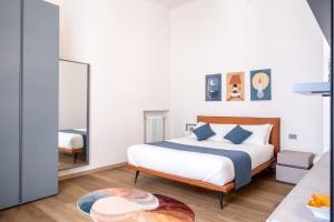 um quarto com uma cama e um espelho em EVE Home Collection - City Center em Trieste