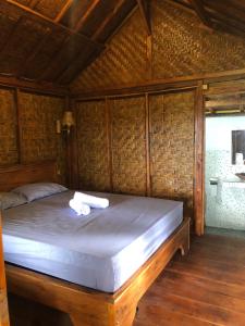 Una cama en una habitación con dos toallas. en Serenity Lodge Tetebatu Lombok, en Tetebatu