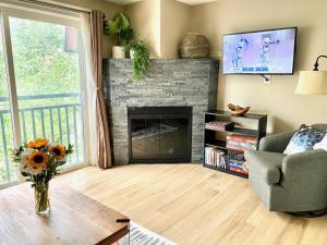 A television and/or entertainment centre at Updated Downtown Condo Walk Everywhere and Parking