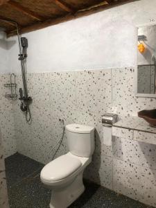 Phòng tắm tại Serenity Lodge Tetebatu Lombok
